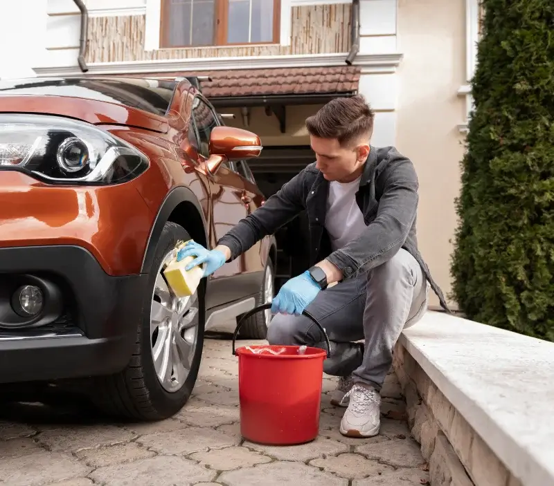 Lavage auto à domicile Nucourt : professionnel intervenant sur un véhicule